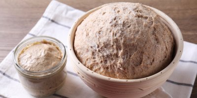 Kváskový chléb v ošatce