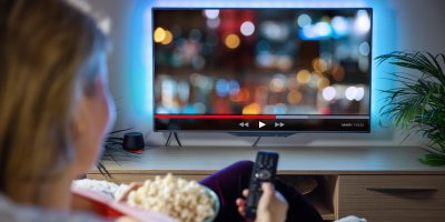 Žena sleduje televizi