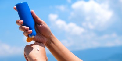 Aplikace opalovacího krému na ruce