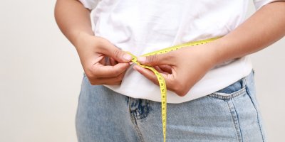 Žena si měří pas metrem