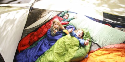 Děti ve spacácích uvnitř stanu