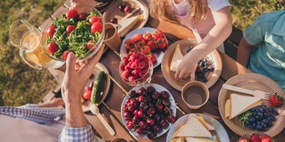 Rodina jí ovoce a zeleninu na zahradě