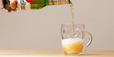 Nalévání piva do sklenice