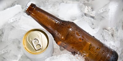 Plechovka a lahev s pivem na ledu