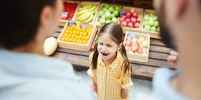 Vztekající se a plačící holčička v supermarketu