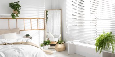 Světlá ložnice se zrcadlem