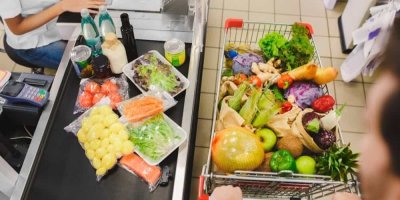 Vozík plný potravin u pokladny