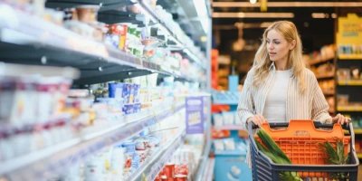 Žena nakupuje v obchodě