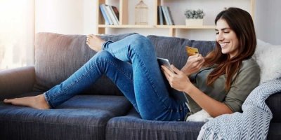Žena nakupuje online z gauče