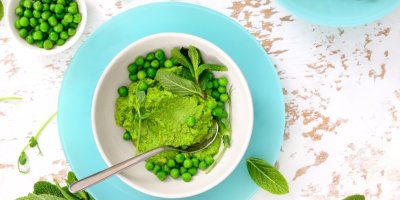 Hráškové pesto, lístky máty a kuličky hrášku