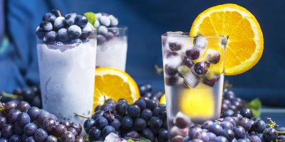 Tři nápoje s mraženým hroznovým vínem a pomerančem