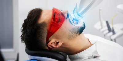 Muž si bělí zuby v ordinaci