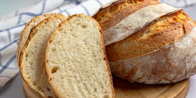 Krajíc chleba na prkénku