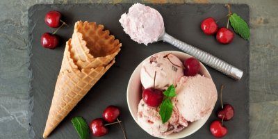 Zmrzlina a třešně s kornoutkem 