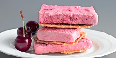 Třešňové semifreddo na talíři s třešněmi