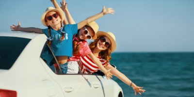 Matka s dětmi v autě u moře