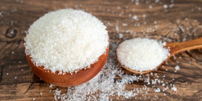 Cukr na lžičce a v misce