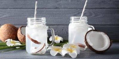 Kokosová voda ve sklenicích s brčky