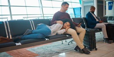 Unavení cestující čekají na letišti