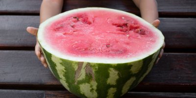 Dětské ruce drží meloun