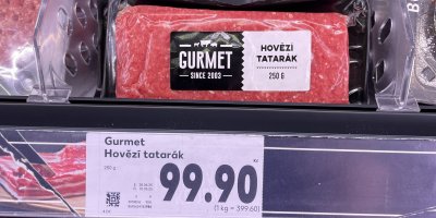 Tatarák v regálu v obchodě