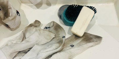 Ruční čištění bílých ponožek žlučovým mýdlem a kartáčem