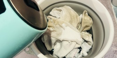 Čištění bílých ponožek perkarborátem sodným a horkou vodou