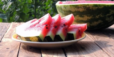 Krájený meloun na talíři