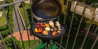 Elektrický gril na balkóně