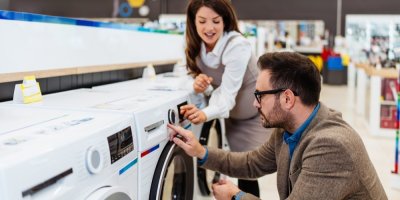 Muž a žena si v prodejně vybírají sušičku prádla