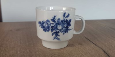 Šálek na kávu s modrým tiskem