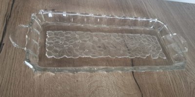 Masivní dlouhý tác z broušeného skla