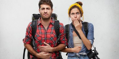 Dva cestovatelé se drží za břicho