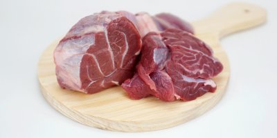 Hovězí kližka na dřevěném prkénku