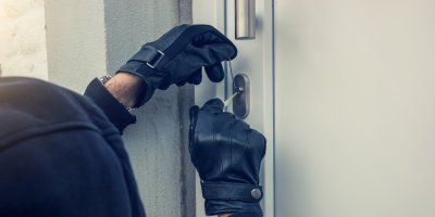 Zloděj odemyká zámek