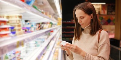 Žena si v obchodě prohlíží produkt