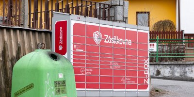 Zásilkovna box a kontejner na sklo venku