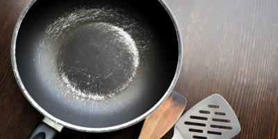 Poškrábaná pánev