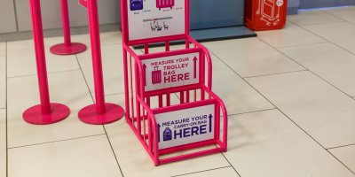 Kovová klec pro měření velikosti zavazadel na na letišti