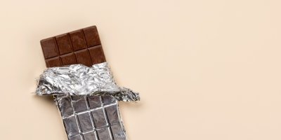 Tabulková čokoláda napůl zabalená v alobalu