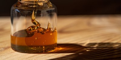 Med v malé lahvičce