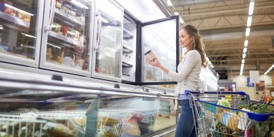 Žena nakupuje v obchodě