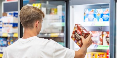 Chlapec si vybírá zmrzlinu v obchodě