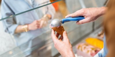 Dávání kopečku zmrzliny na kornout