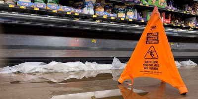 Rozlitý nápoj na podlaze v obchodu