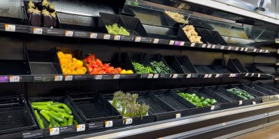 Poloprázdné regály se zeleninou v obchodě