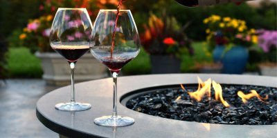 Dvě sklenice s vínem na ohništi