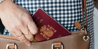 Ruka vytahuje pas z kabelky