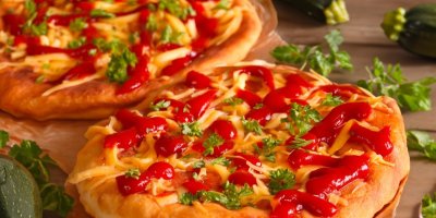 Langoš s kečupem a sýrem