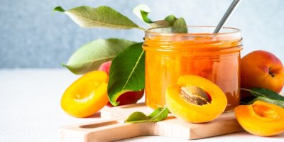 Čerstvé meruňky a meruňková marmeláda